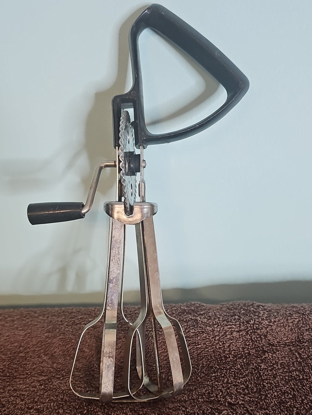 Vintage Echo Classic Manual Hand Mixer in Black and Silver - Picture 3 of 4